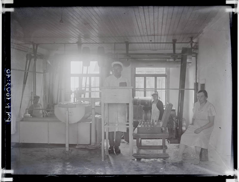 klaasnegatiiv, Lõõla meierei piima vastuvõtu ruum 1934.a.