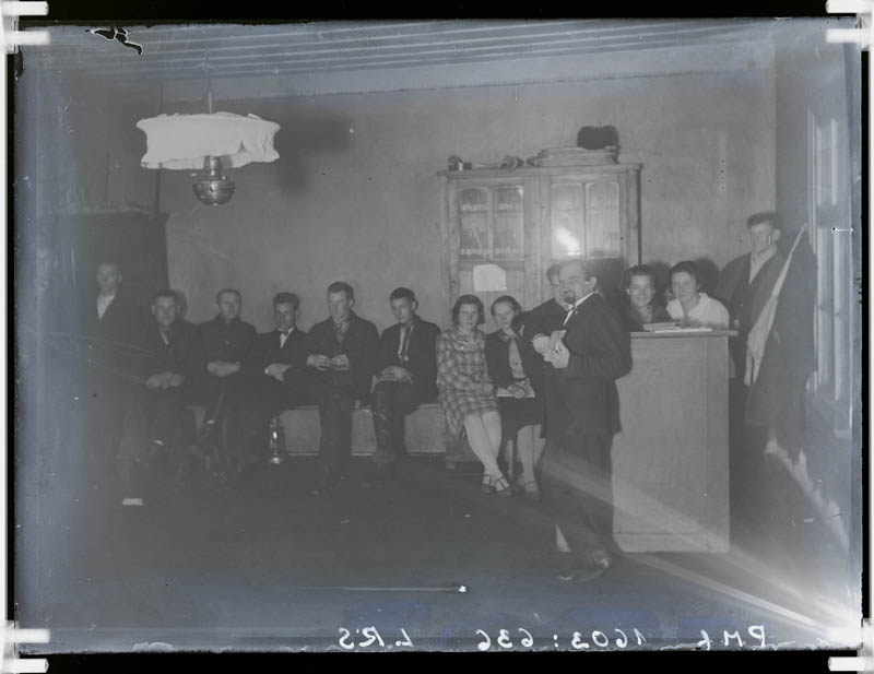 klaasnegatiiv, kõnevõistlus Lõõla algkooli ruumes 1930.a.