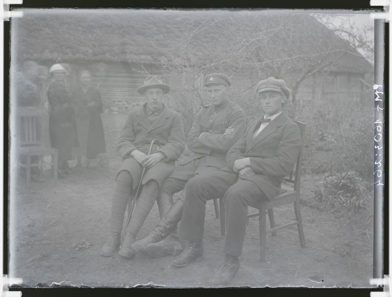 klaasnegatiiv, kolm meest, Lõõla 1923.a.