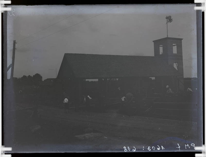klaasnegatiiv, spordivõistlus Lõõla algkooli juures 1930-ndad a. Võitjate õnnitlemine