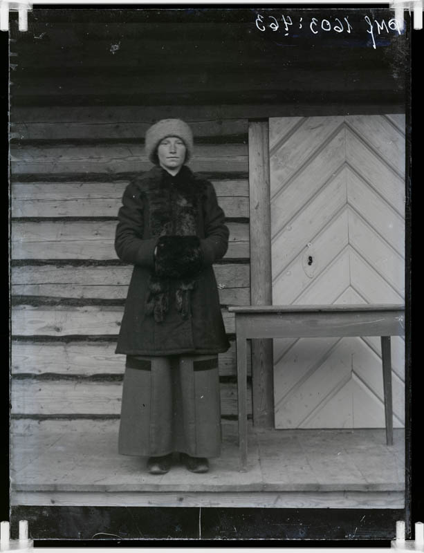 klaasnegatiiv, talveriietes naine trepil, Lõõla 1920-ndad a.