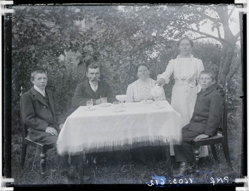klaasnegatiiv, Tuulisilla pere, Lõõla 1910-12.a. paiku