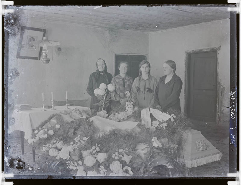 klaasnegatiiv, Helme Allmann puusärgis, Lõõla 1930.a.