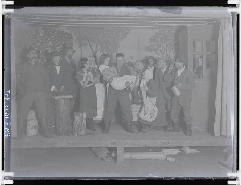 klaasnegatiiv, Lõõla näitering kooli laval 1935.a.