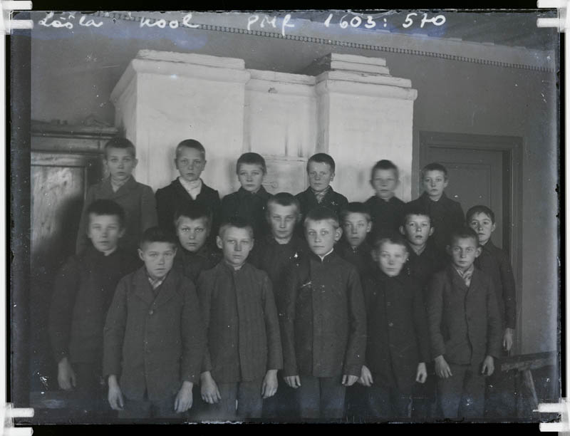 klaasnegatiiv, Lõõla algkooli poisid 1920.a. paiku