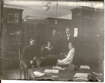 klaasnegatiiv,sõjaväes raamatukogus 1920.a.