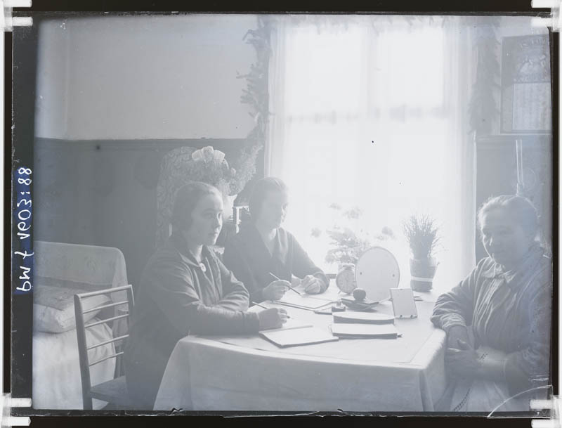 klaasnegatiiv, kolm naist laua taga, Lõõla 1920-ndad.a.