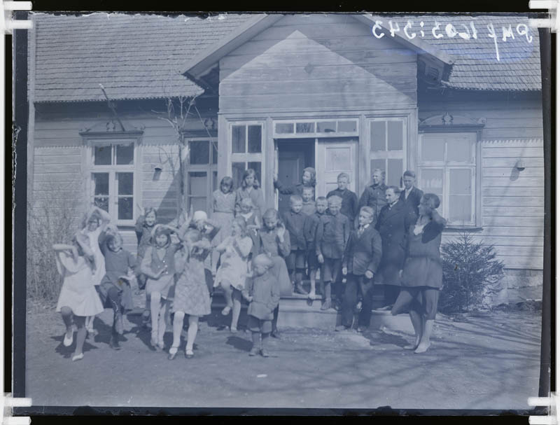 klaasnegatiiv, õpilased Lõõla kooli ees 1928.a.