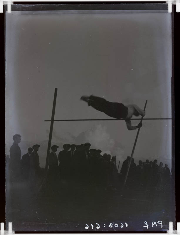 klaasnegatiiv, spordivõistlus Lõõla algkooli juures 1930-ndad a. Teivashüpe