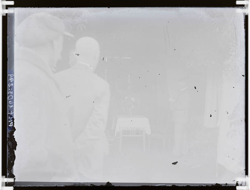 klaasnegatiiv, Kuura talu küünis kõneleb Otto Rõõs, Lõõla 1930. a.