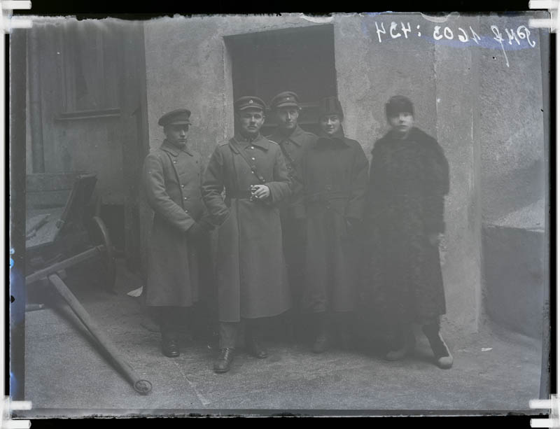 klaasnegatiiv, sõjaväevormis mehed ja kaks naist 1918-20.a. paiku