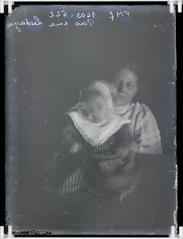 klaasnegatiiv, R.Õunapuu oma tütre Leidaga, Lõõla küla Pao talu perenaine 1915.a.