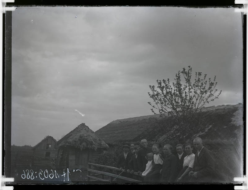 klaasnegatiiv, Pearna vana talu õues, Lõõla 1921.a.