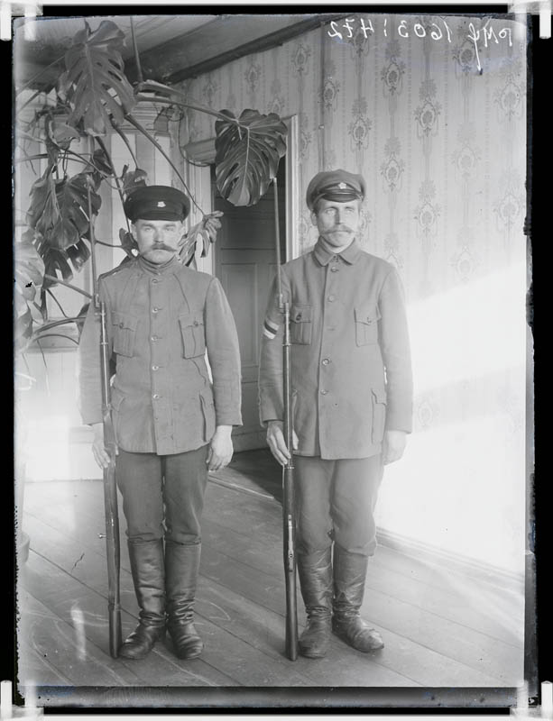 klaasnegatiiv, 2 vormis sõjaväelast 1920.a.