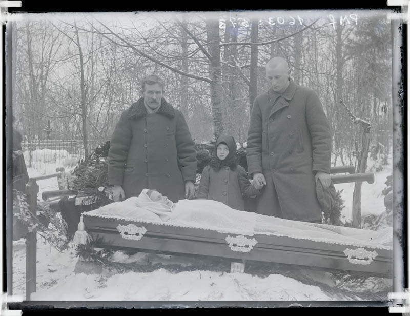 klaasnegatiiv, leinajad puusärgi juures, Lõõla 1920.a. paiku