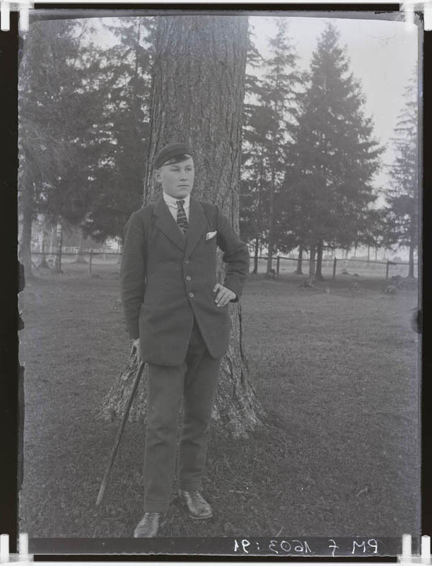 klaasnegatiiv, ülikonnas noormees, Lõõla 1935.a.