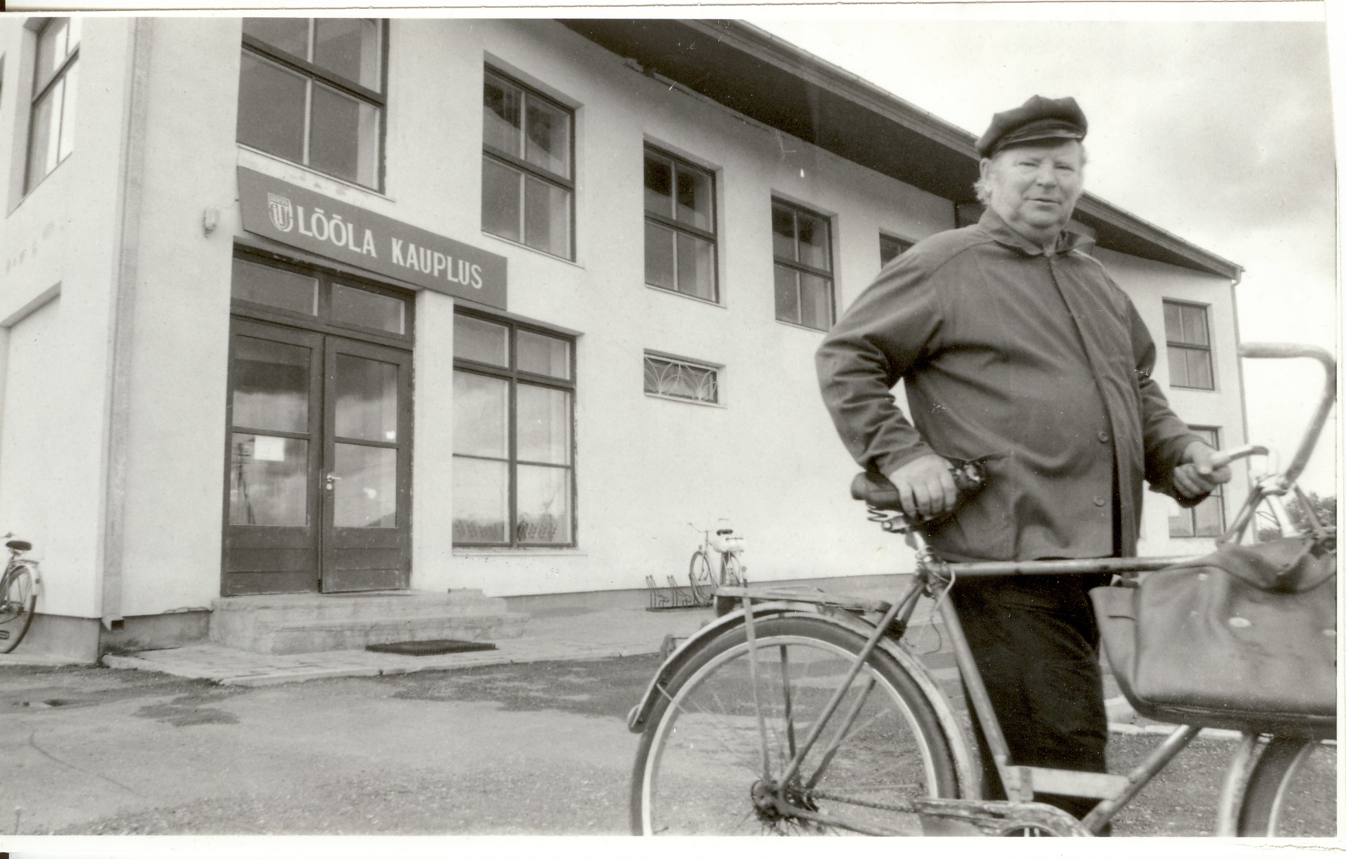 foto, uus kauplus Lõõlas, selle ees jalgrattaga mees, 1980-ndad a.
