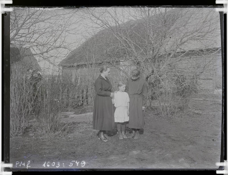 klaasnegatiiv,kaks naist ja väike tüdruk Kuuramatsil, Lõõla 1920-30-ndad a.