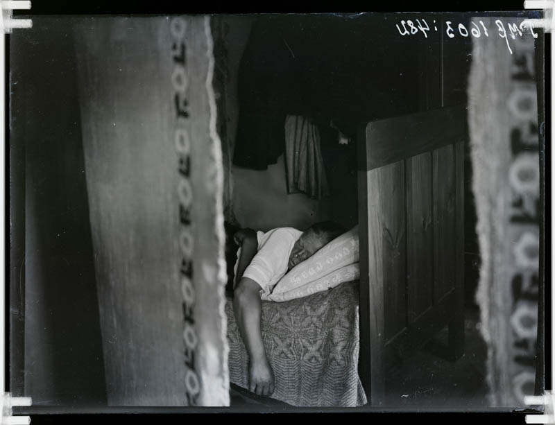 klaasnegatiiv, Anette Tohvelmann magab Kuuramatsil, Lõõla 1928.a.