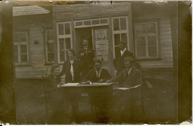 foto Lõõla koolimaja ees 1930-ndad