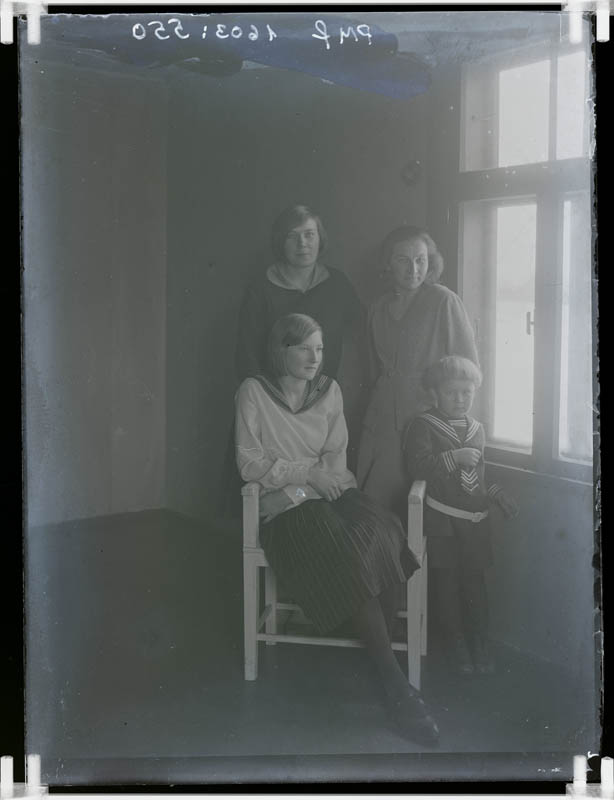 klaasnegatiiv, kolm naist ja väike tüdruk Kuuramatsil, Lõõla 1920-30-ndad a.