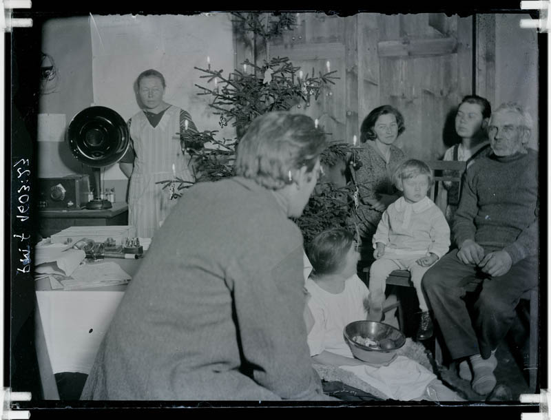 klaasnegatiiv, inimesed jõulukuuse ümber Kuuramatsil Lõõlas 1929.a. paiku