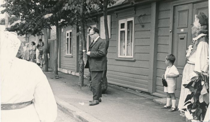 Foto. Kunstnik Roman Haavamägi mälestustahvli avamine 1972.a.