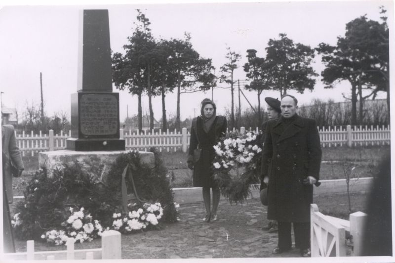 Foto. Haapsalu töötajad asetavad pärgi Isamaasõjas langenute mälestusmärgile Tallinna ja Jaama t. nurgal 7.11.1949. Kõneleb Haapsalu TK esimees Ed. Toonela.