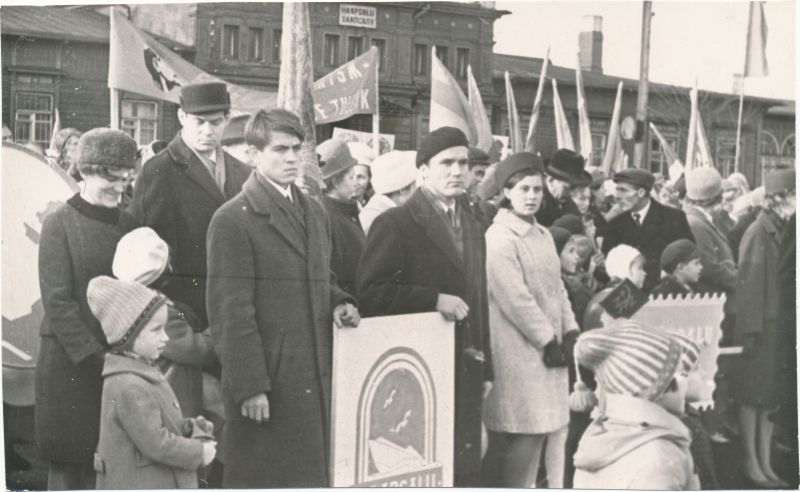 Foto. Suure Sotsialistliku Oktoobrirevolutsiooni 50. aastapäeva pidustused Haapsalus. Rahvas raudteejaamas. 1967.