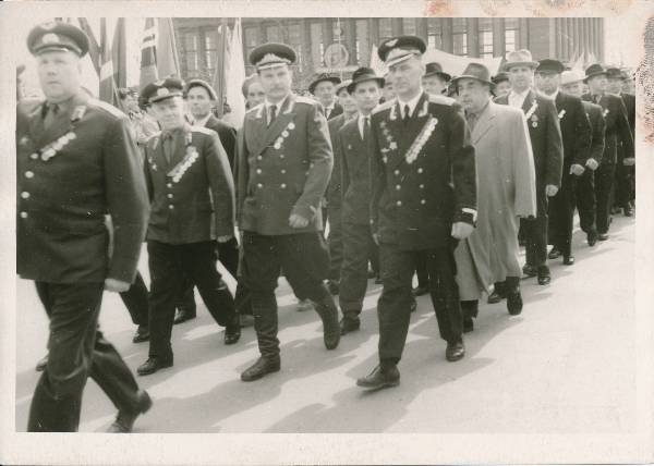 Tartu taasvallutamise (1944) aastapäeva tähistamine. Paraad,  marsivad nõukogude sõjaveteranid. Tartu, 1967.