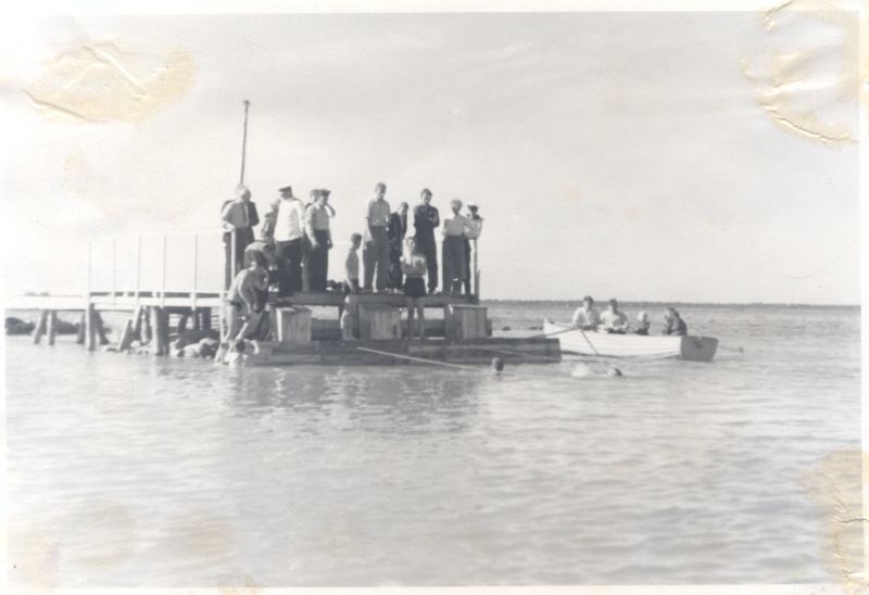 Foto. Sõjalaevastikupäeva tähistamine Haapsalus 24. 07. 1949. Paadisillal seisab hulk inimesi, samas paat meestega.