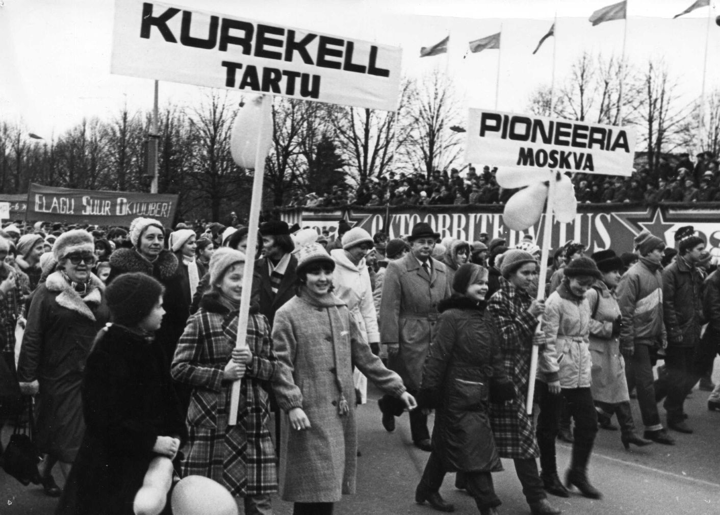Tartu Lastekoor Kurekell oktoobridemonstratsioonil, taga tribüün. 7.11.1984. Foto Rein Urbel.