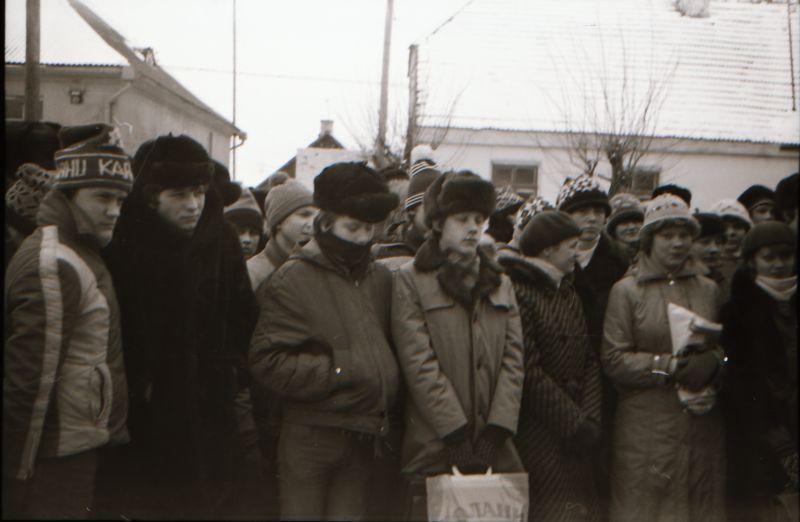 Negatiiv. 1906.a revolutsiooni sündmuste mälestustahvli avamine Lihulas. Kuulajaskond. 24.02.1981.