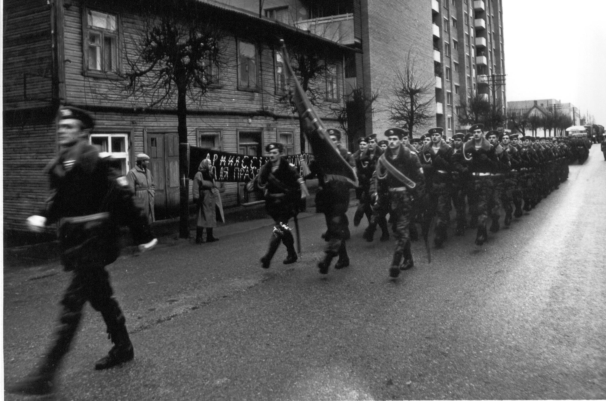 Foto 8.novembril 1990.a. vene dessantväe paraadmarss Kreutzwaldi t. 28  SSORi-aastapäeva puhul