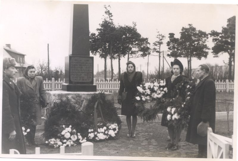 Foto. Oktoobrirevolutsiooni aastapäev 7.11.1949 Haapsalus. Pärja asetamine Isamaasõjas langenute monumendi jalamile Võidu t ja Tallinna mnt ristil.