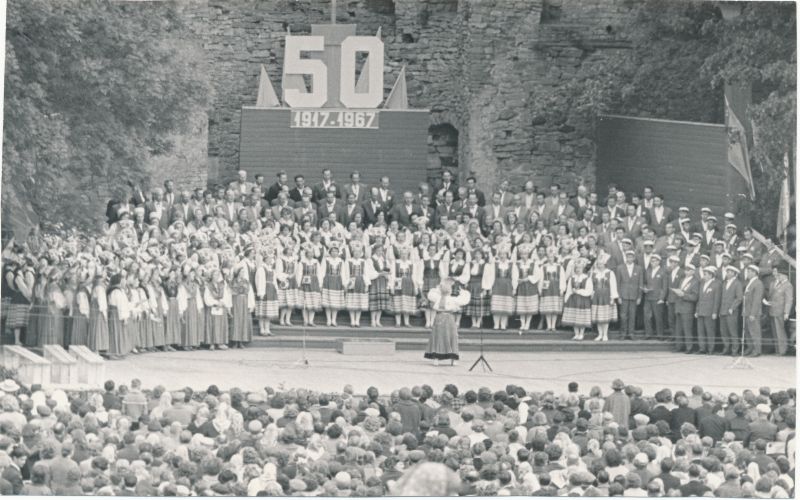 Foto. Esinevad ühendkoorid Oktoobrirevolutsiooni 50. aastapäevale pühendatud laulupeol. Juhatab Helga Kariis. 1967.