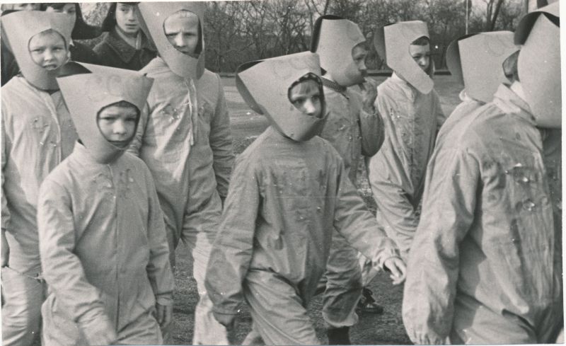 Foto. Suure Sotsialistliku Oktoobrirevolutsiooni 50. aastapäeva pidustused Haapsalus. Kostümeeritud lapsed rongkäigus. 1967.