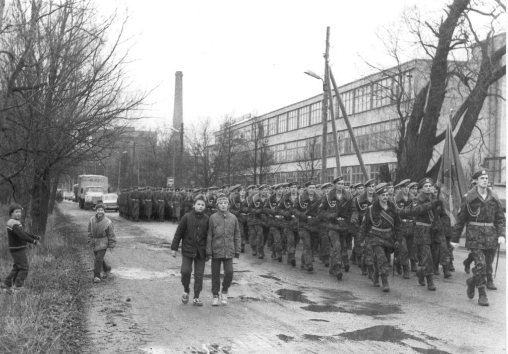 Foto 8.novembril 1990.a.dessantväelaste paraadmarss Kreutzwaldi t. VGT ees SSOR-i aastapäeval