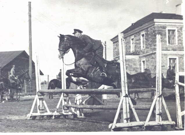 Foto. Jaan Kalliver Tondil 10-kuulistel ratsakursustel 1935.a.