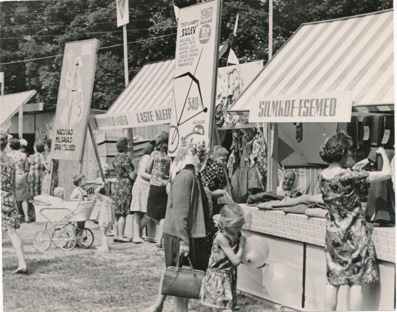 Foto. Haapsalu Tarbijate Kooperatiivi korraldatud juulilaadal 1967.