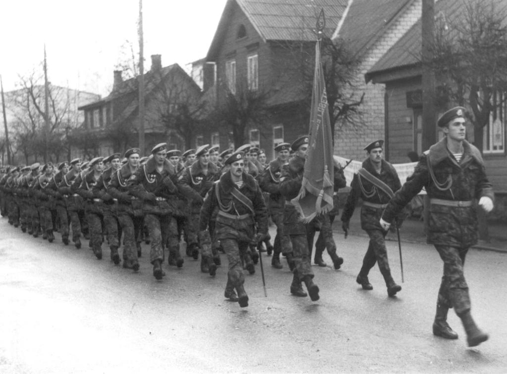 Foto 8.novembril 1990.a.dessantväelaste paraadmarss Kreutzwaldi t. SSOR-i aastapäeval