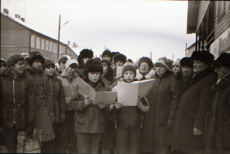 Negatiiv. 1906.a revolutsiooni sündmuste mälestustahvli avamine Lihulas. Kõned. 24.02.1981.