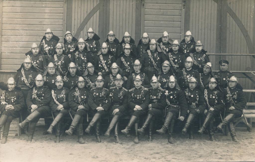 Grupifoto. Tartu tuletõrjujad paraadvormis, 1920.-1930ndatel.