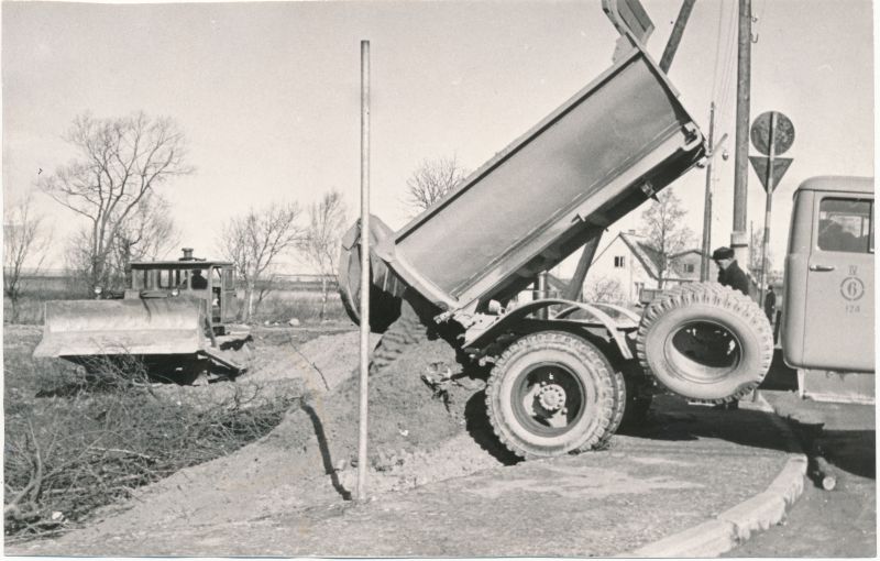 Foto. Rahvaste sõpruse pargi rajamine Jaama t. juures. 12. aprill. 1969.