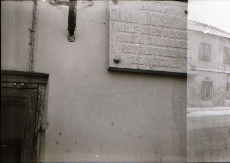 Negatiiv. 1906.a revolutsiooni sündmuste mälestustahvli avamine Lihulas.  24.02.1981.