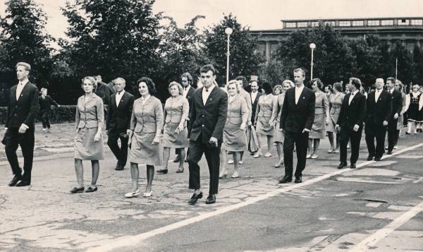 Rongkäik Oktoobri puiesteel, ees segakoor Heli. Tartu, 1967.