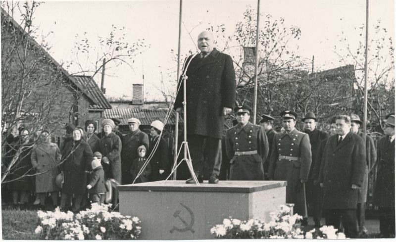 Foto. Suure Sotsialistliku Oktoobrirevolutsiooni 50. aastapäeva pidustused Haapsalus. Kõneleja miitingul. 1967.