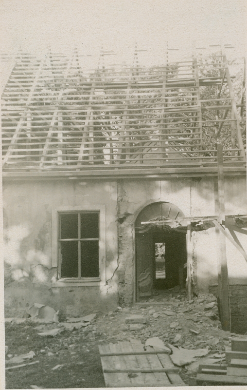 Foto. Haapsalu Muuseumihoone remonttööd. Õuevaade 1949. a. suvel.