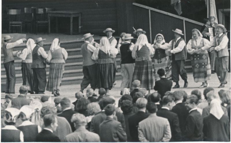 Foto. Esinevad rahvatantsijad Leedu NSV-st Oktoobrirevolutsiooni 50. aastapäevale pühendatud laulupeol. 1967.