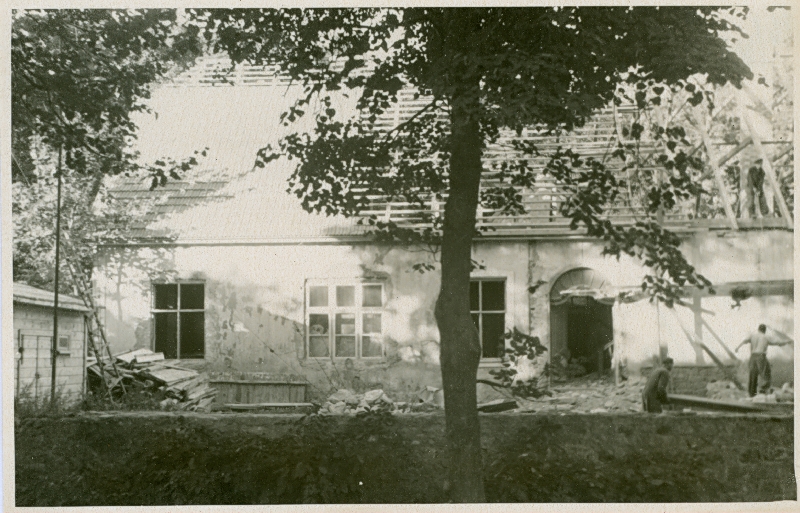 Foto. Haapsalu Muuseumihoone remonttööd. Õuevaade 1949. a. suvel.